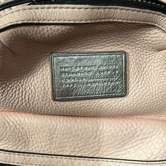 Pink grained leather Marc Jacobs mini crossbody bag with silver-tone hardware - Picture 2 of 16